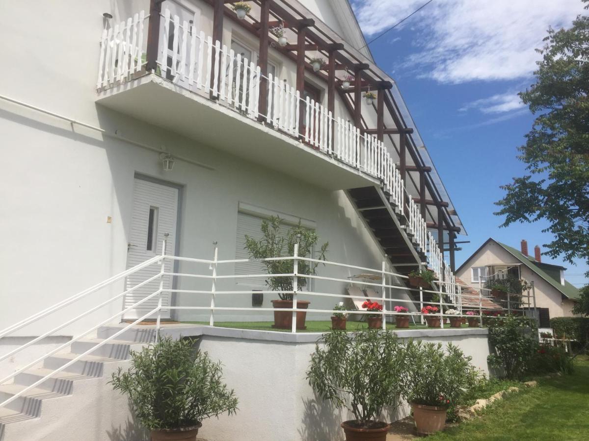 Lelle-Kert Apartman 02 Балатонлелле Экстерьер фото